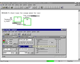 Siemens S7-PLCSIM software V5.4 vist på en computerskærm, der viser et simpelt logikdiagram og simuleringsvinduer.