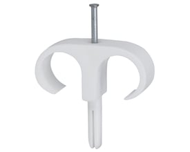 Nærbillede af en enkelt Tillex Plugs Clips Dobbel PC-D i hvid, med et elforzinket hærdet stålsøm indsat, klar til montering.