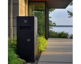 Zafe elektronisk postkasselås 1607 ses monteret på en sort postkasse ved en moderne bolig.