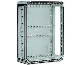 Detaljeret billede af Fibox EKIN32-4 kassebund, der viser de talrige monteringshuller og tætningsliste i gummi.