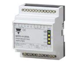 Carlo Gavazzi MPF2-912RS fotoforstærkerrelæ med gråt kabinet, tilslutningsklemmer og indikatorlys på fronten.