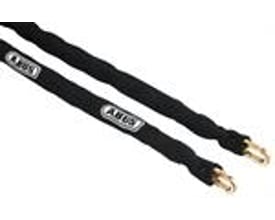 ABUS sikkerhedskæde med 10 mm kædeled og 110 cm længde, beklædt med sort lærred og gyldne karabinhager.