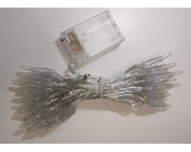 IrisLights lyskæde med 35 klare LED lys og et gennemsigtigt batterihus til 3xAA batterier på hvid baggrund.