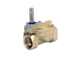 Danfoss EV220B magnetventil NC med mærkat, G 1 1/4" messingtilslutning og servostyret membran, set fra siden med detaljeret mærkat information.