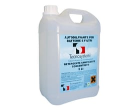 En 5-liters dunk med Tecnosystemi selvvaskende rengøringsmiddel til køle- og klimaanlæg, med italiensk tekst på etiketten.