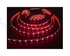 5 meter infrarød LED strip, 14,4W/m, 24V, tændt med rød glød på en mørk baggrund, der viser lysdioderne.