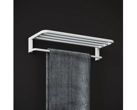 Cosmic hylde til håndklæder i mat hvid, 600mm bred og 75mm dyb, med en grå håndklæde hængende.