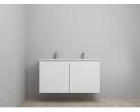 Sanibell Online usamlet møbelsæt i mathvid med 2 låger og 2 vandhaner, monteret på væg med grå baggrund.