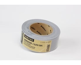 Roliba lærredstape i sølvfarve, 50 mm bred og 50 meter lang, med "waterproof" egenskaber og høj klæbeevne.