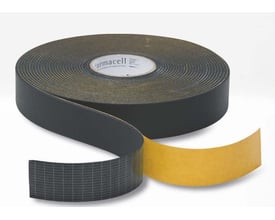 Nærbillede af en rulle Armacell HT-Armaflex tape, sort materiale med gul beskyttelsesfilm.