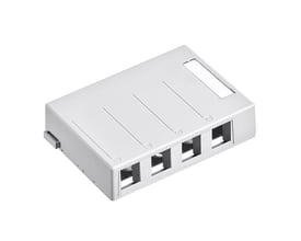 Leviton Office-boks til fire keystone-konnektorer i hvid med fire åbninger og vindue til mærkat, set skråt forfra.