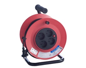 Rød Wexim E-Line kabeltromle med 25 meter kabel, fire udtag og stikprop uden jord.