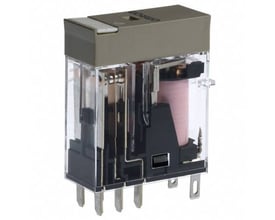 Omron 8-pins plug-in relæ med 2C/O kontakter og 5A kapacitet, fremstillet i klar plast med sort bund og grå top.