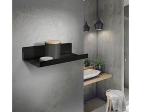 Smedbo Sideline brusehylde i mat sort, 250 x 112 mm, monteret på en grå betonvæg med opbevaringsgenstande.