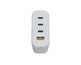 Frontvisning af Xtorm 140W GaN2 Ultra oplader, der viser de tre USB-C porte og en USB-A port i hvidt design.