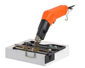 Profix 250 AIR flamingoskærer med orange håndtag monteret på slæde til fordybningsskæring i hvid flamingoplade.