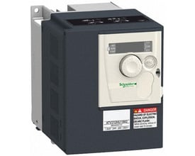 Schneider Electric ATV320 frekvensomformer 5,5kW 3x400V, vist skråt forfra med kontrolpanel, skilt og advarselsmærkater på hvid baggrund.