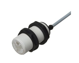 Carlo Gavazzi kapacitiv aftaster M30, 0-16 mm, med hvidt gevindhus, sorte møtrikker og gråt kabel set skråt forfra.