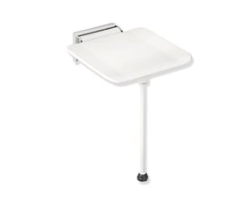 HEWI System 900 klapsæde med hvid siddeflade, forkromet vægbeslag og gulvstøtte, 350 x 340 mm.
