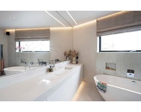 SLC LED strip S2 Mono, 9,6W, 2700K, IP54, installeret i et moderne hvidt badeværelsesmiljø.