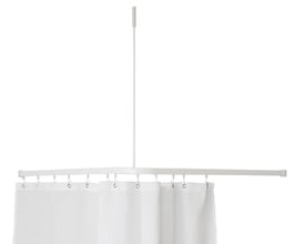 Nærbillede af Van Der P Profil2001 forhængstang i hvid, viser de enkelte glidere med krogringe monteret på stangen.