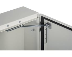 Schneider Electric dørstop i metal monteret på indersiden af et hvidt S3D vægskab med døren åben.