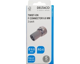 Emballagen til Deltaco twist-on F-stik viser stikket og angiver kompatibilitet med RG-6-kabler på 6,8 mm.