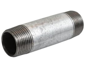 Galvaniseret nippelrør på 1/2 tomme og 2000mm længde med tydelige gevind i begge ender.