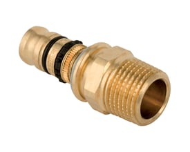 Geberit Mepla overgangsfitting i messing med en 16mm preskobling og en udvendig 1/2" gevindnippel på hvid baggrund.