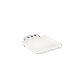 Hvidt HEWI klapsæde fra System 900 med bred siddeflade, vist slået ned på vægbeslaget.