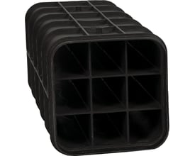 Uni-Seals Quattro 9-WAY kabelkanalsystem i sort med ni adskilte kanaler, set skråt forfra.