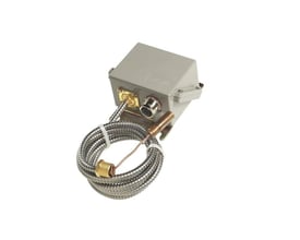 Danfoss KPS77 termostat i lysegrå, med 2m føler og kapillarrør, monteringsbeslag og IP67-klassificering på hvid baggrund.