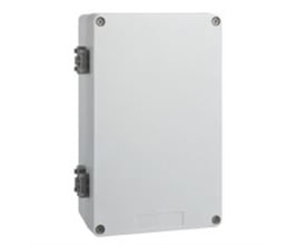 Schneider Electric Trykknapkasse XAPA1100 i grå polyester, 85x146mm, uden huller, vist med lukket låg og monteringsbeslag på siden.