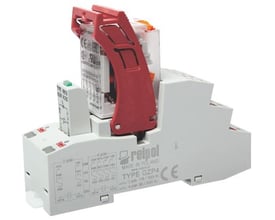 Komplet relæ med 4C/O, 6A, 24VAC fra Relpol type GZP4, monteret i push-in sokkel med rød låsemekanisme og integreret LED-modul.