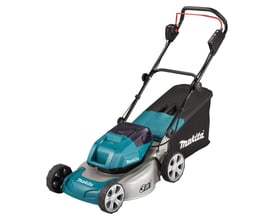 Makita akku plæneklipper 2x18V 5,0Ah, set fra siden med fokus på batteridæksel og '3in1' mærkat.