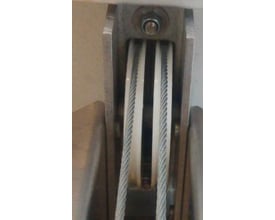 Zarges wirehjul på 80 mm til fjederbundsvogn W161 med metalbeslag og wirer gennem hjulet.