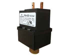 Sort Emerson ventilatorhastighedsregulator FSX-42 S med kobberfarvede tilslutninger, set skråt forfra.