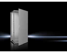 Rittal VX25 gulvskab i 800x1800x600mm, præsenteret på sort baggrund med en lysende linje, viser skabets åbne dør og grå pulverlakerede overflade.