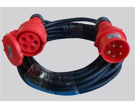 CEE-kabelsæt på 10 meter med sort kabel og rødt 5-polet 16A-stik samt forlængerled, vist sammenrullet.