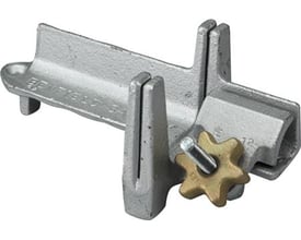 HellermannTyton Conclamp skærekasse til stålslanger, lavet af robust metal med en stjerneskive til fastgørelse på bord.