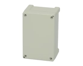 Lukket Fibox Tempo kasse TPC191209, 187x122x90 mm, i lys grå polycarbonat med fire synlige skruer på det grå dæksel.