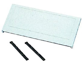 Oversigtsbillede af Fibox blindflange type 220, visende den grå overflade og to sorte monteringsclips ved siden af.