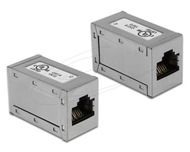 DeLock RJ45-adapter til Cat. 6 STP med RJ45-hunstik i begge ender, vist fra to vinkler.