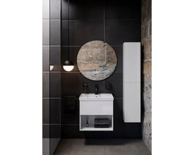 Cosmic skuffemøbel i hvid højglans med integreret greb, 60 cm bredt, monteret i et moderne badeværelsesmiljø med et cirkulært spejl.