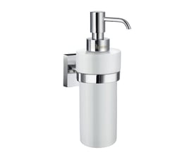 Smedbo House sæbedispenser i poleret krom med hvid porcelænsbeholder til vægmontering, med synligt Smedbo logo.