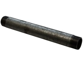 Indura galvaniseret nippelrør i stål med R1½" udvendigt gevind i begge ender og 180 mm længde på hvid baggrund.