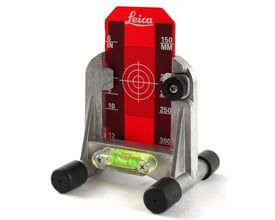 Rød Leica-holder med målplade til Rød Piper, vist forfra med sølvfarvet beslag og indbygget libelle.