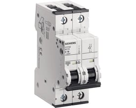 Siemens SENTRON 5SY4208-7 er en hvid, 2-polet automatsikring med sorte vippegreb, C-karakteristik og 8 A.