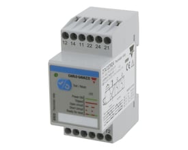 Carlo Gavazzi PTC-relæ i gråt DIN-skinnekabinet, set skråt forfra med resetknap og tilslutningsklemmer.