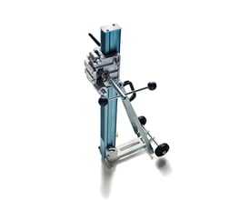 Baier borestander BST250 med 300mm borekapacitet, vist med aluminium og blå detaljer på hvid baggrund.